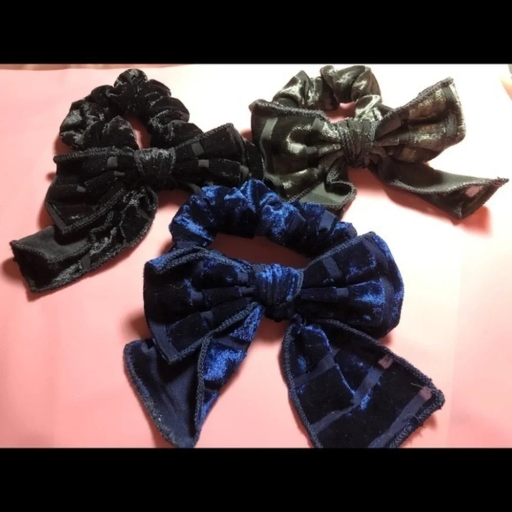 ❄️ Anthropologie velvet bow ponytail Holder